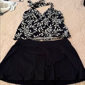 Elegant Black and White Women's swimsuit set Worn

Top size 8
Bottoms size 10